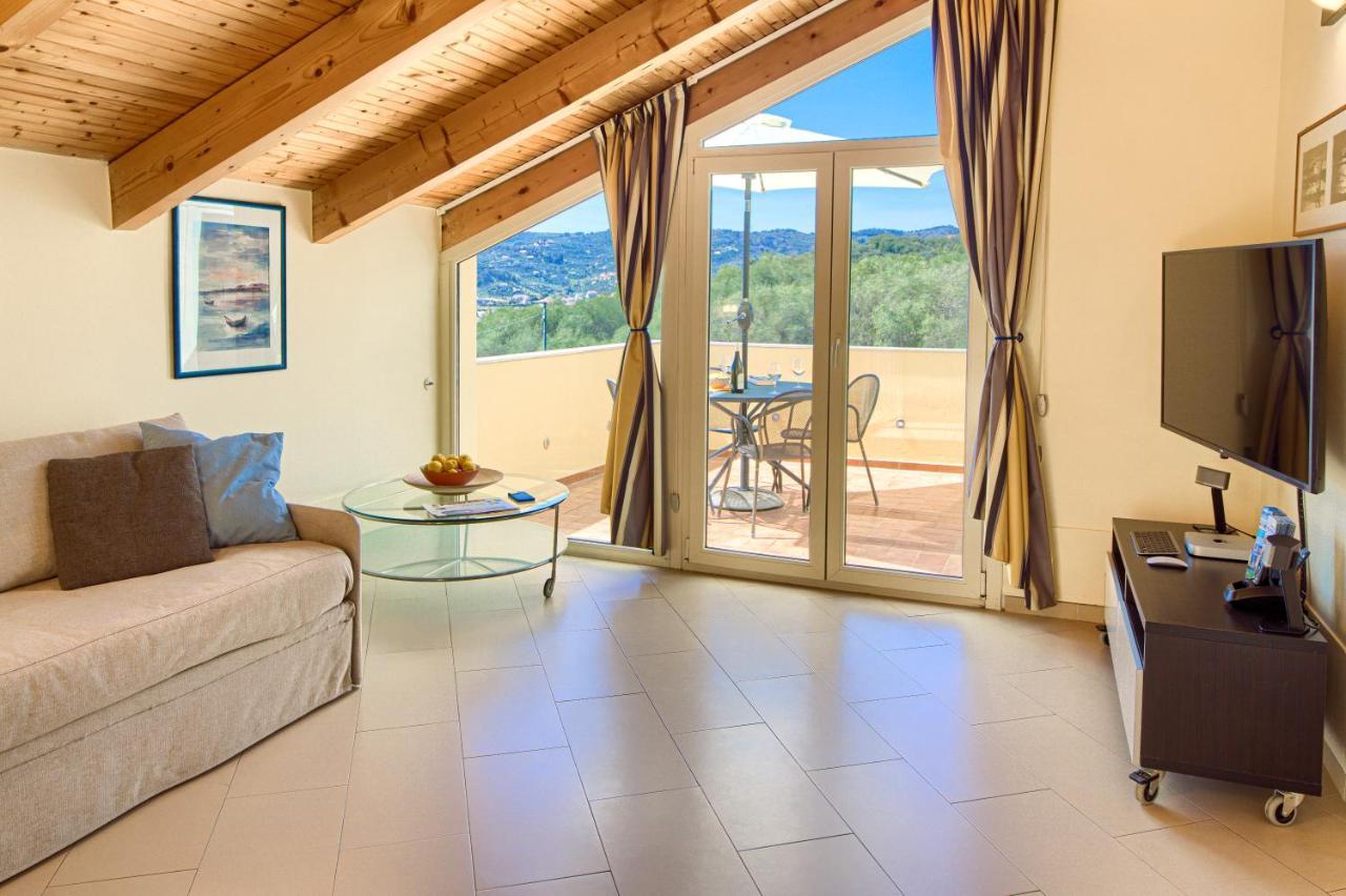 Appartamenti Villa Il Poggiolo 迪亚诺马里纳 外观 照片