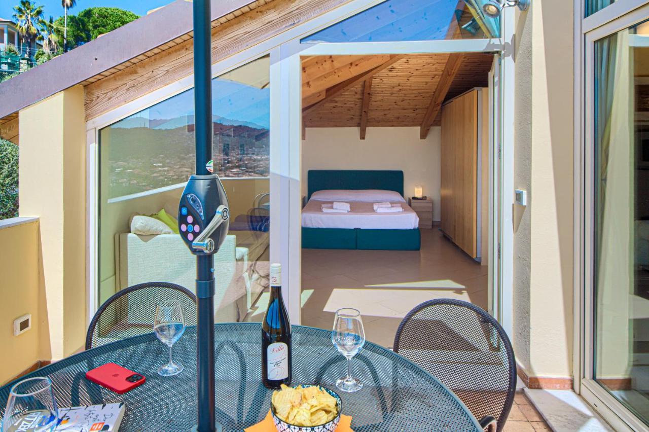 Appartamenti Villa Il Poggiolo 迪亚诺马里纳 外观 照片